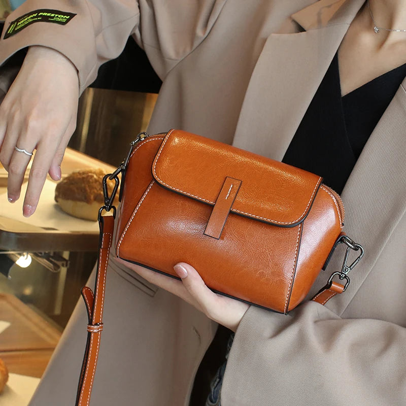 Aurora Class- – Bolso Concha para Mujer de Cuero Genuino, Elegante y Compacto