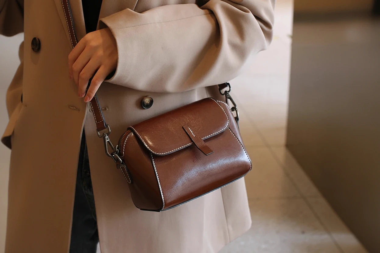 Aurora Class- – Bolso Concha para Mujer de Cuero Genuino, Elegante y Compacto