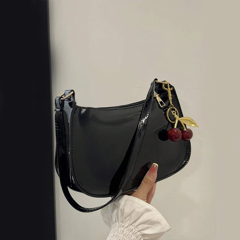Cherry Luxe – Bolso Chic con Colgante de Cereza