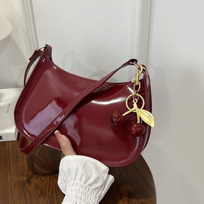 Cherry Luxe – Bolso Chic con Colgante de Cereza