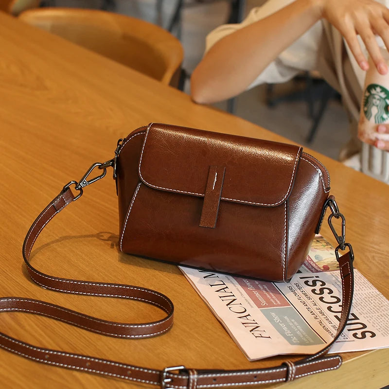 Aurora Class- – Bolso Concha para Mujer de Cuero Genuino, Elegante y Compacto