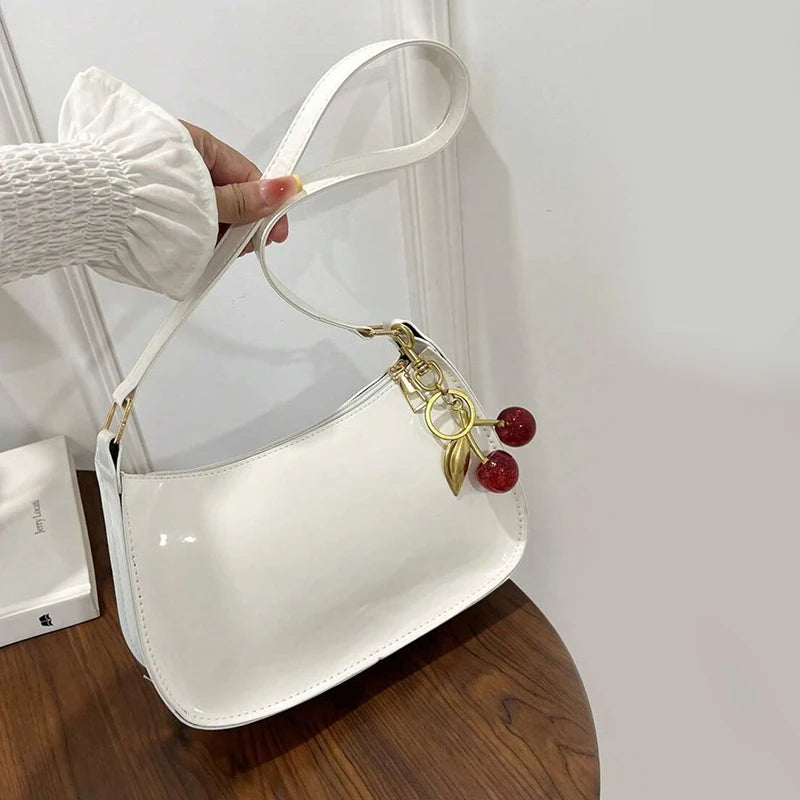 Cherry Luxe – Bolso Chic con Colgante de Cereza