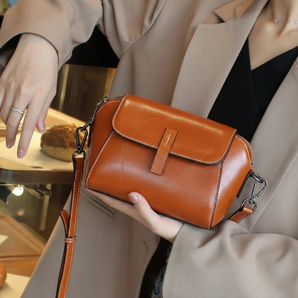 Aurora Class- – Bolso Concha para Mujer de Cuero Genuino, Elegante y Compacto