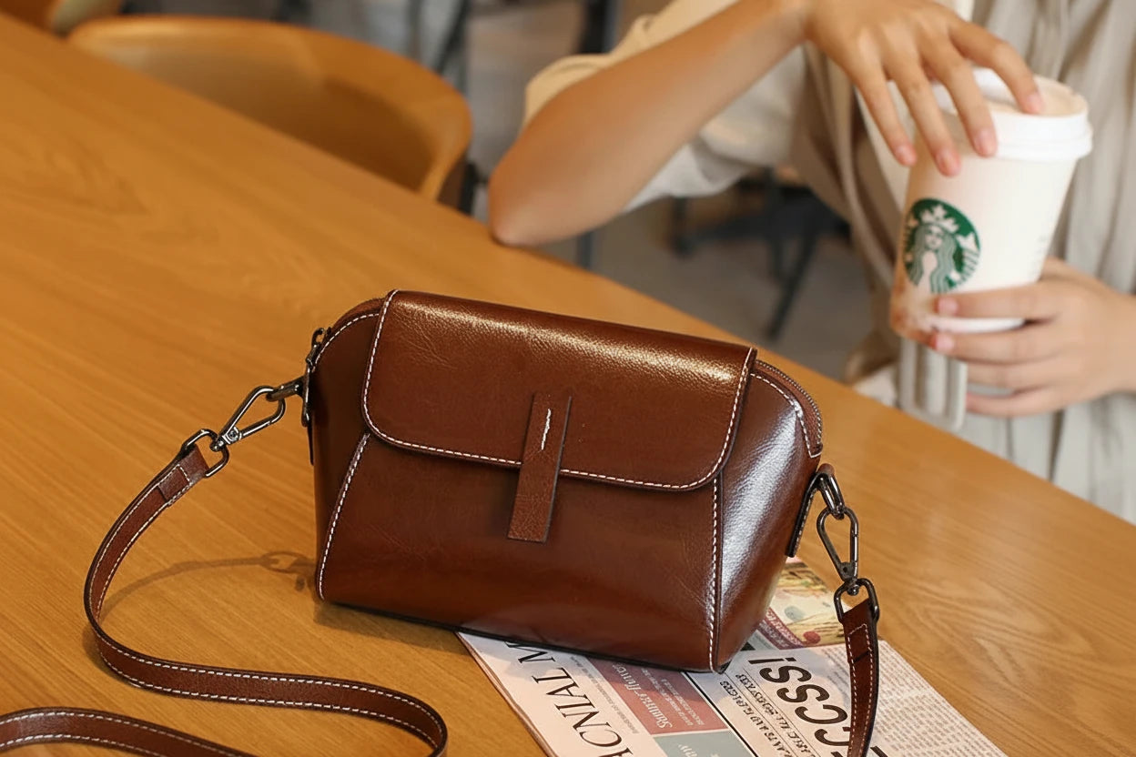 Aurora Class- – Bolso Concha para Mujer de Cuero Genuino, Elegante y Compacto