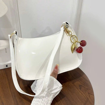 Cherry Luxe – Bolso Chic con Colgante de Cereza