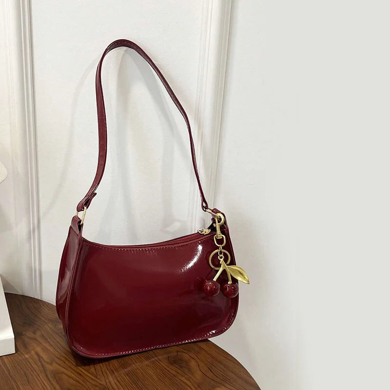 Cherry Luxe – Bolso Chic con Colgante de Cereza
