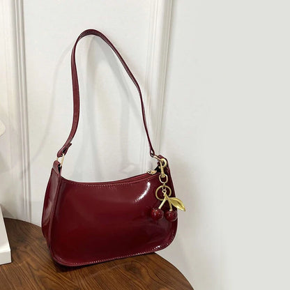Cherry Luxe – Bolso Chic con Colgante de Cereza