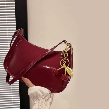 Cherry Luxe – Bolso Chic con Colgante de Cereza