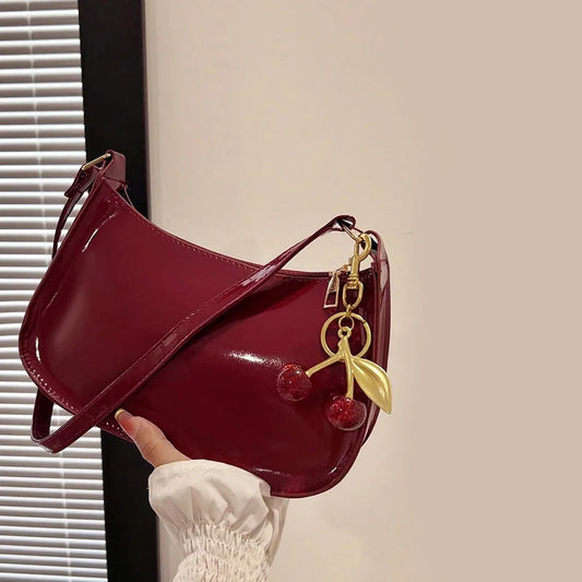 Cherry Luxe – Bolso Chic con Colgante de Cereza
