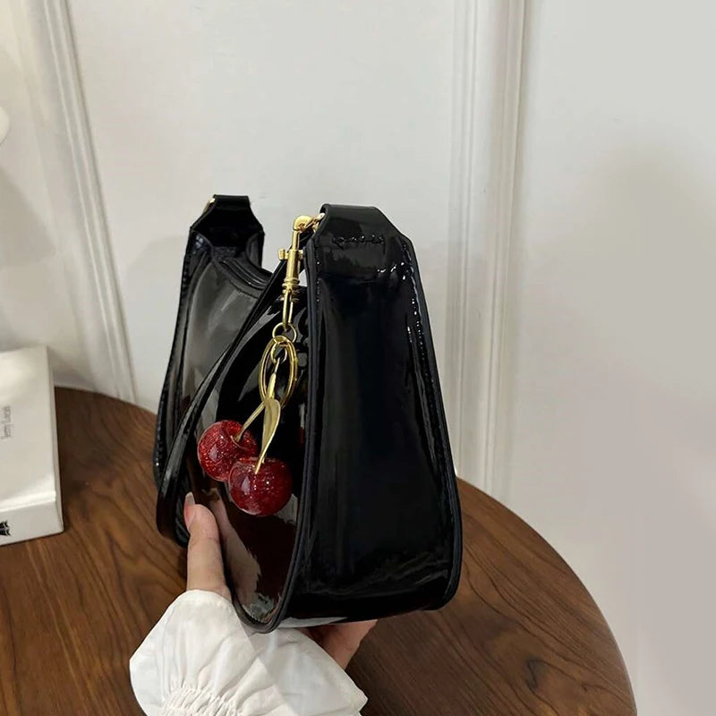 Cherry Luxe – Bolso Chic con Colgante de Cereza