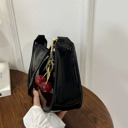 Cherry Luxe – Bolso Chic con Colgante de Cereza