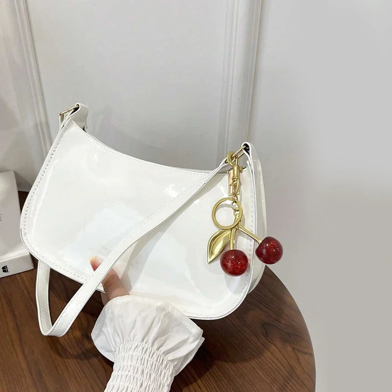 Cherry Luxe – Bolso Chic con Colgante de Cereza