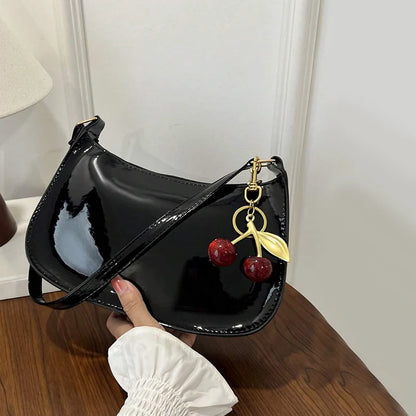 Cherry Luxe – Bolso Chic con Colgante de Cereza
